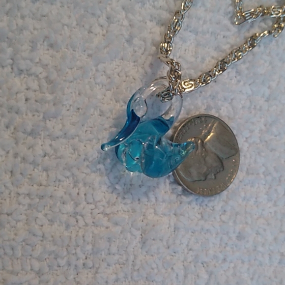 Silver tone necklace with swan pendent - Picture 8 of 8